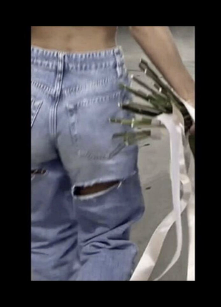 Джинсы с разрезами на попе тренд
