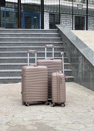 М 8510 шампань средний дорожный чемодан marsel m на 4 колесах, 75 л, полипропилен