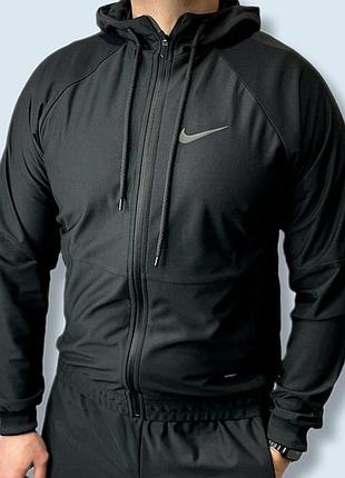 Мужской спортивный костюм nike.