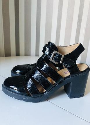 Босоножки лаковые