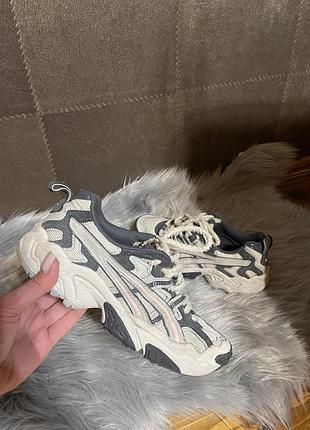 Asics шикарная модель с акцентными шнурками
