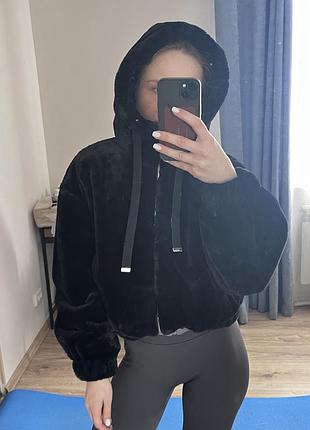Бомбер-шубка bershka