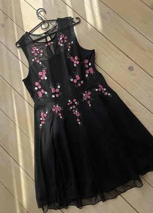Платье с вышивкой