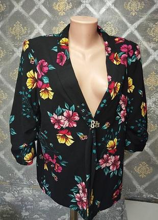 Шикарный трендовый пиджак в цветочный принт