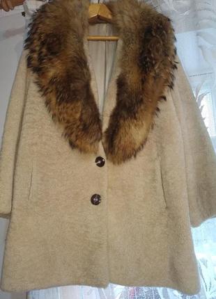 Натуральное пальто с мехом2 фото