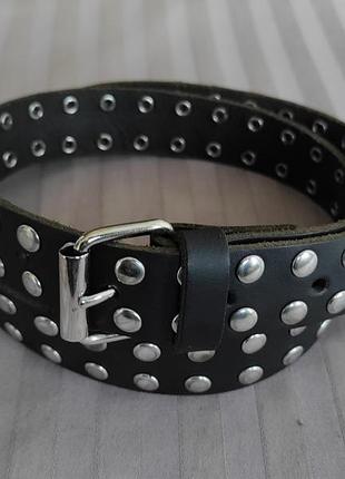 Черный кожаный ремень с заклепками