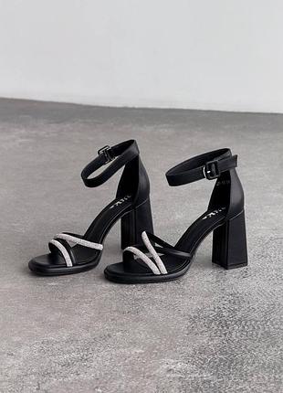 Неймовірні босоніжки з камінцями