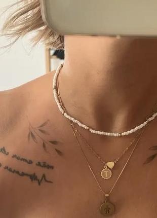 Колье-чокер из белого бисера с золотым