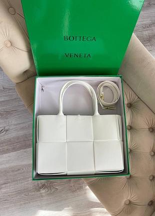 Белая брендовая кожаная сумка тоут