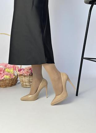 Женские бежевые лаковые туфли лодочки на шпильке