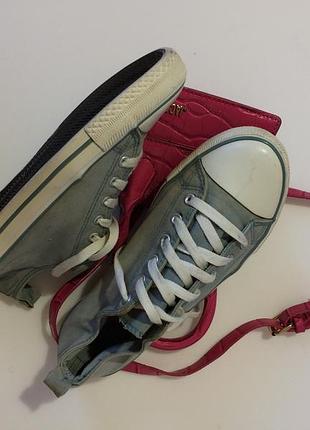 Серые с белой подошвой низкие кеды