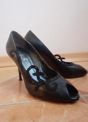 Жіночі туфлі на підборах з відкритим носком | вишуканий дизайн