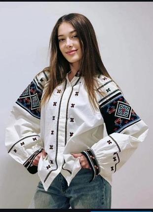 Вишиванка з довгим рукавом жіноча біла на ґудзиках