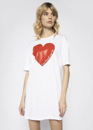 Белое хлопковое платье-футболка с логотипом и сердцем на груди love moschino оригинал