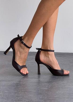 Коричневые босоножки на высокой шпильке с закрытой пяткой, ремешком, женские
