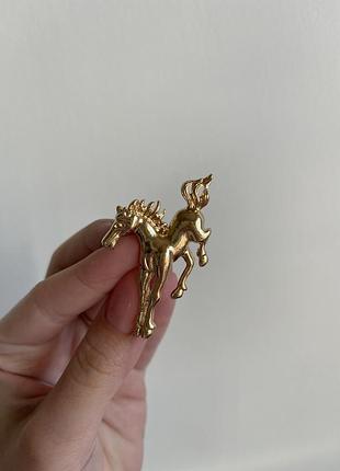 Металева брошка кінь золотий скакун
