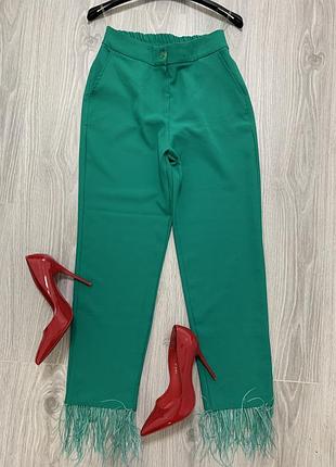 Зеленые брюки брюки с перьями страуса