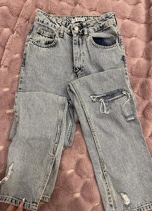 Джинси рвані на високій посадці