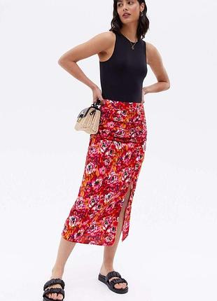 Брендовая лёгкая юбка миди "urban bliss" с цветочным принтом. размер uk12/eur40.