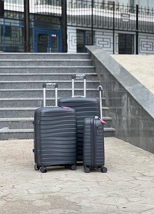 М 8510 серый средний дорожный чемодан marsel m на 4 колесах, 75 л, полипропилен