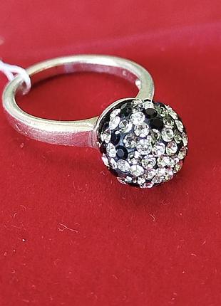 Срібна каблучка кулька з чорними та білими кристаламиswarovski