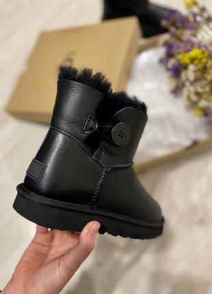 Женские чёрные угги ugg mini bailey button black3 фото