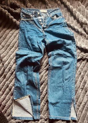 Стильные джинсы с высокой талией и разрезами