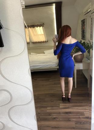 Облегающее синие платье на плечи2 фото