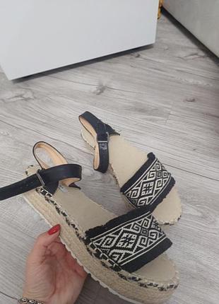 Босоніжки