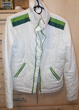 Симпатичная белоснежная весенняя куртка на легком синтепоне, m