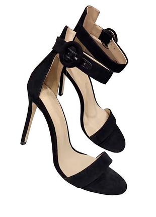 Стильні жіночі босоніжки чорного кольору