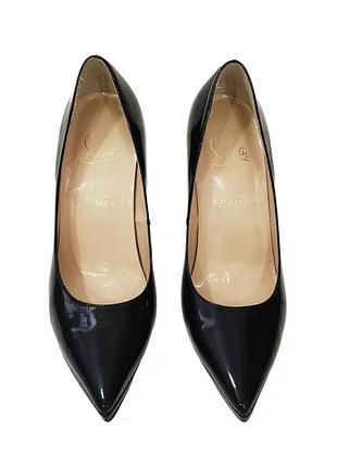 Чорні лакові туфлі