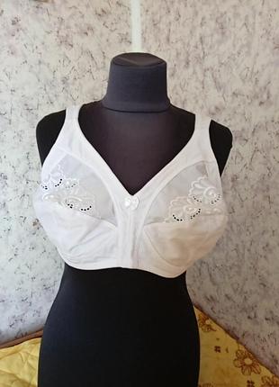 Бюстгальтер большой, новый но без бирки, на широких бретелях.