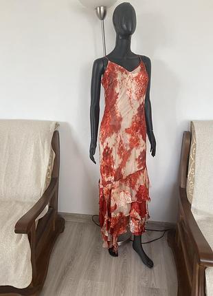 Изысканное платье с асимметричным низом