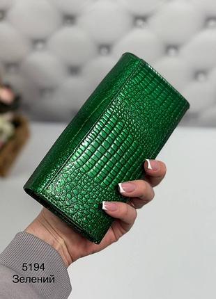 Женский кошелек зеленый кожаный из натуральной крокодильей кожи лакерированный большой горизонтальный