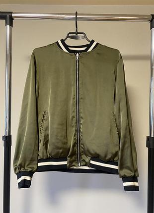 Зелений бомбер з чорно-білими резинками