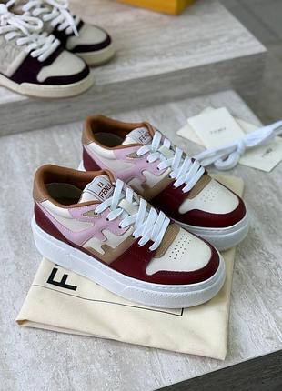 Кросівки жіночі