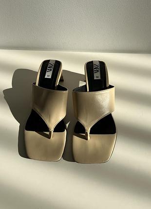 Zara шльопанці з натуральної шкіри.
