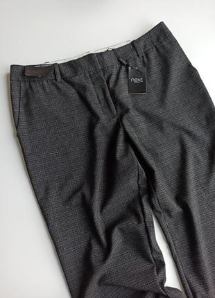 Красивые женские брюки слегка расклеенные к низу