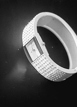 Женские наручные часы времен белого цвета эмаль в отделке стразами от бренда river island