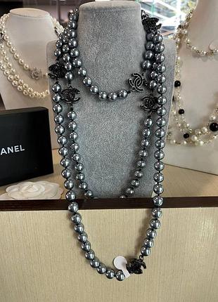 Длинная брендовая подвеска серо-черного цвета