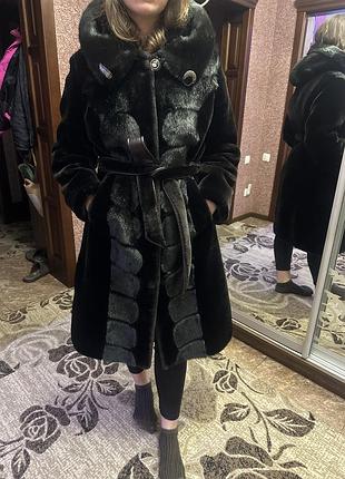 Шуба мутонова зі вставками норки