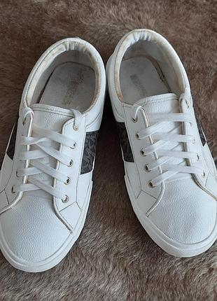 Кросівки жіночі.