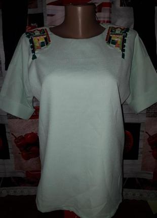 Блузка із вишивкою на плечах ніжно мятного кольору