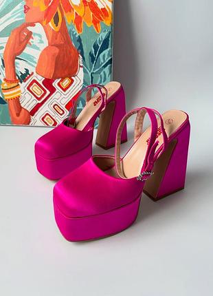 Яскраво-рожеві атласні масивні босоніжки фуксія на високих підборах