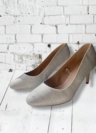 Срібні туфлі з блискітками на підборах