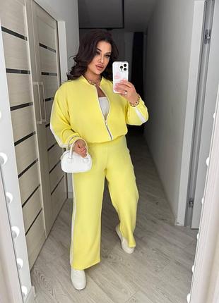 Весенний женский костюм бомбер на молнии и прямые брюки с лампасами комплект яркий