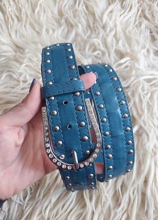 Стильный брендовый кожаный ремень с заклепками и камнями