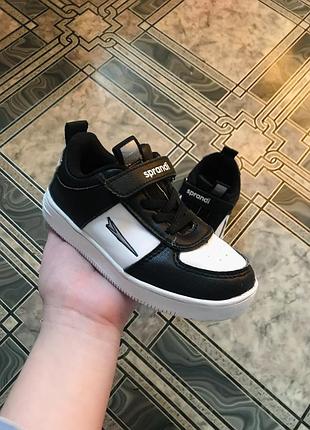 Черно-белые кроссовки для ребенка унисекс весна