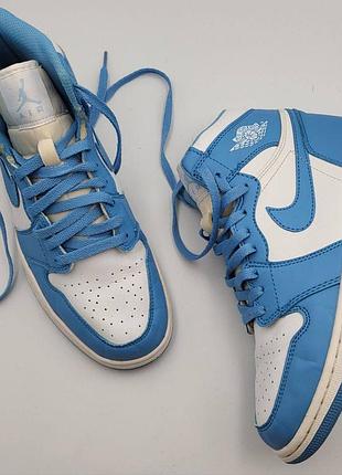 Бомбезные весенние кроссовки от бренда 
 Nike air jordan retro i 1 low university gold black Pantone 553558-700 
retro 1